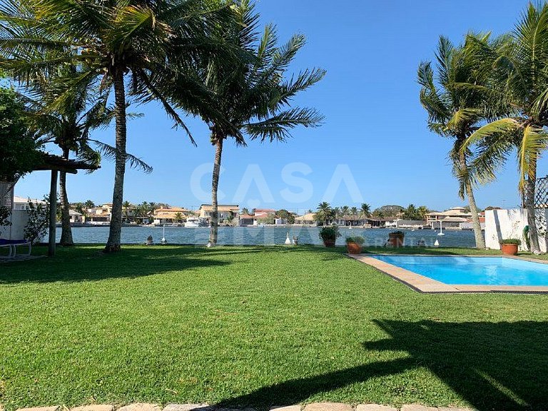 Linda casa com piscina e deck para o canal, em condomínio fe