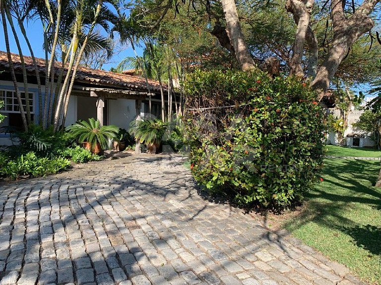 Linda casa com piscina e deck para o canal, em condomínio fe