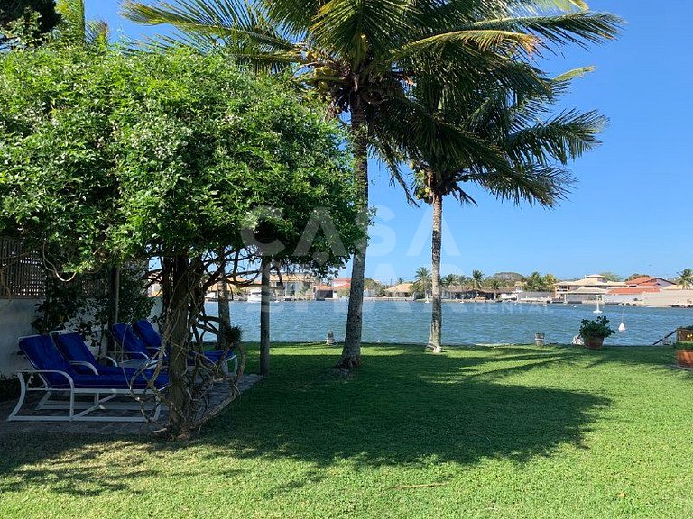 Linda casa com piscina e deck para o canal, em condomínio fe