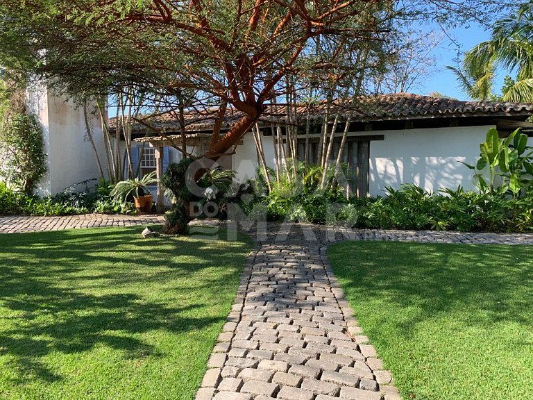 Linda casa com piscina e deck para o canal, em condomínio fe