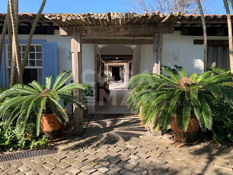 Linda casa com piscina e deck para o canal, em condomínio fe