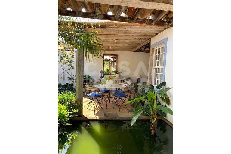 Linda casa com piscina e deck para o canal, em condomínio fe