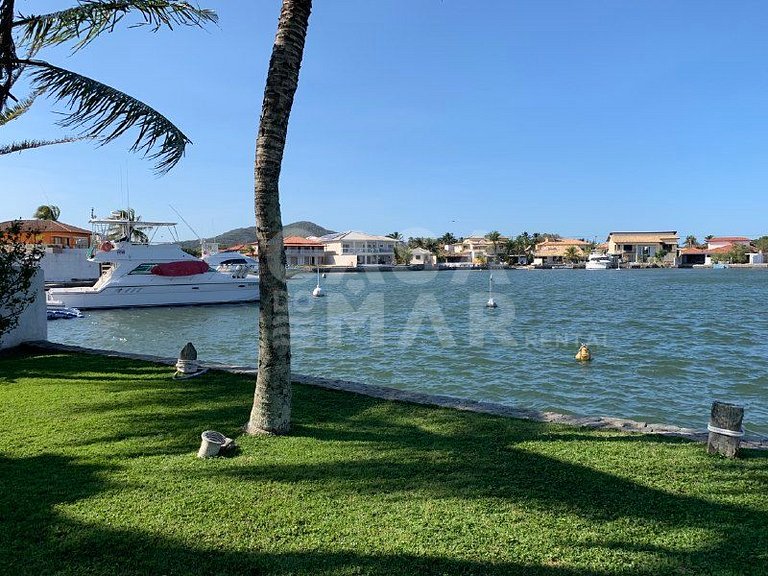 Linda casa com piscina e deck para o canal, em condomínio fe