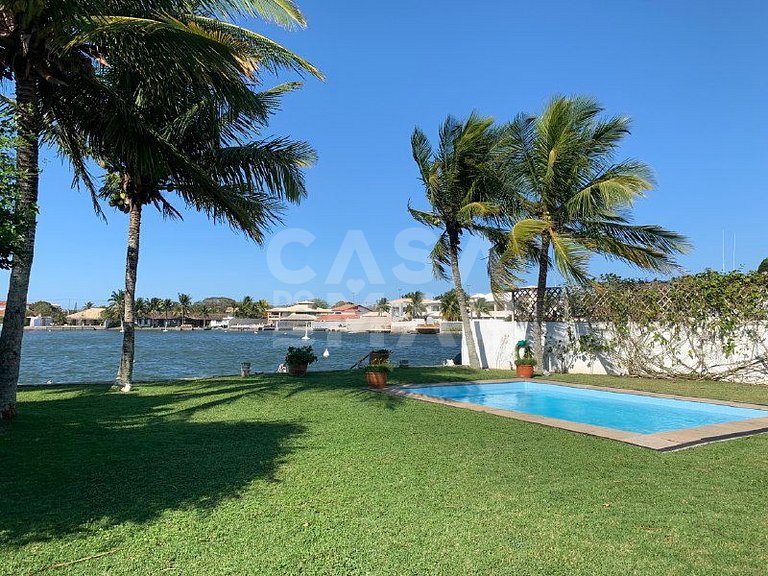 Linda casa com piscina e deck para o canal, em condomínio fe