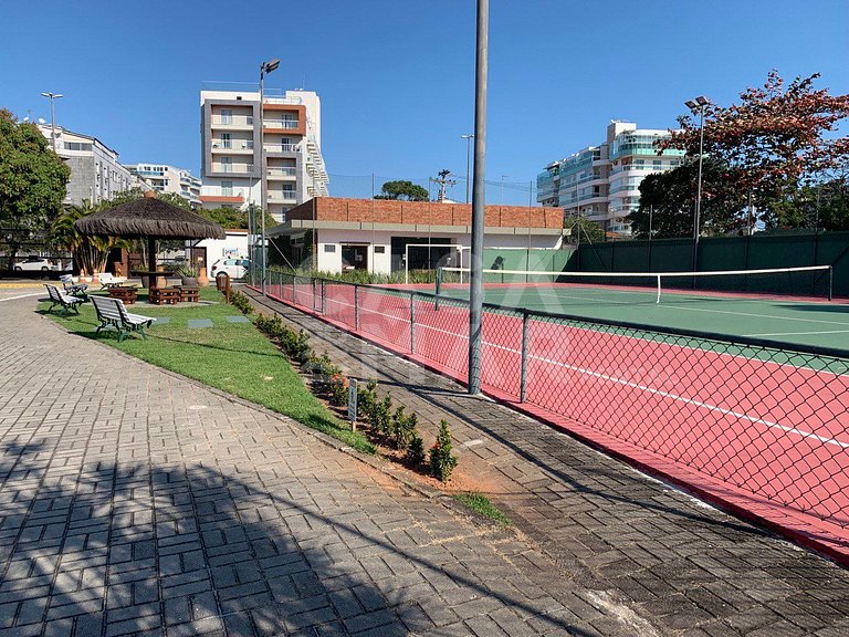 Linda casa com piscina e deck para o canal, em condomínio fe