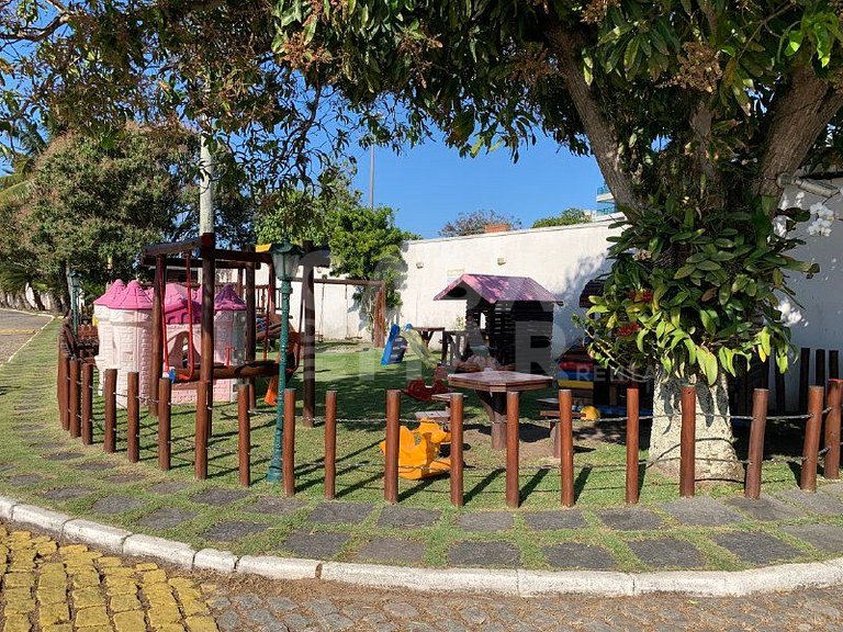 Linda casa com piscina e deck para o canal, em condomínio fe