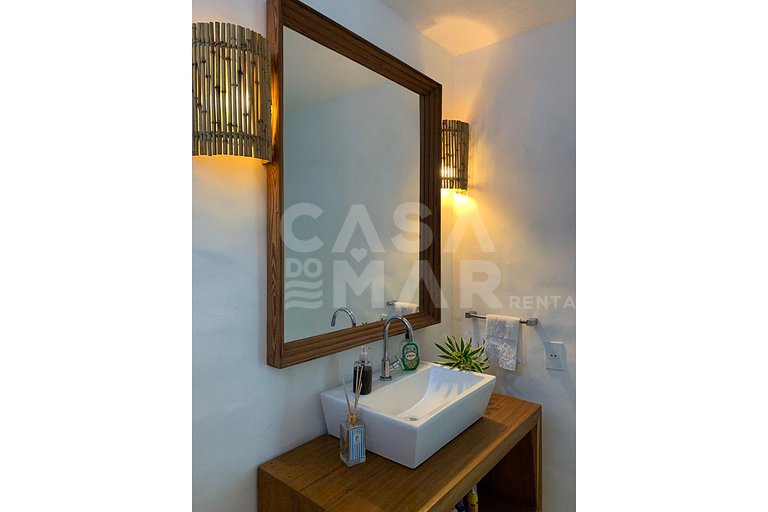 Linda casa com piscina e deck para o canal, em condomínio fe