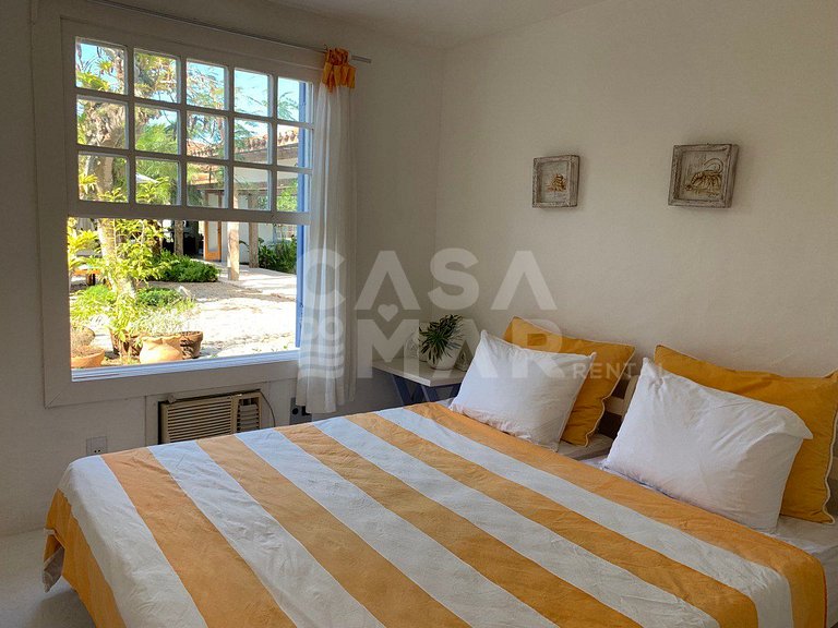 Linda casa com piscina e deck para o canal, em condomínio fe
