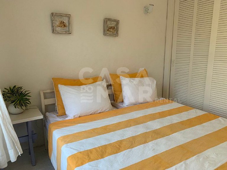 Linda casa com piscina e deck para o canal, em condomínio fe