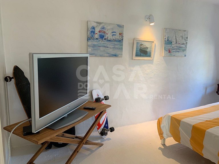 Linda casa com piscina e deck para o canal, em condomínio fe