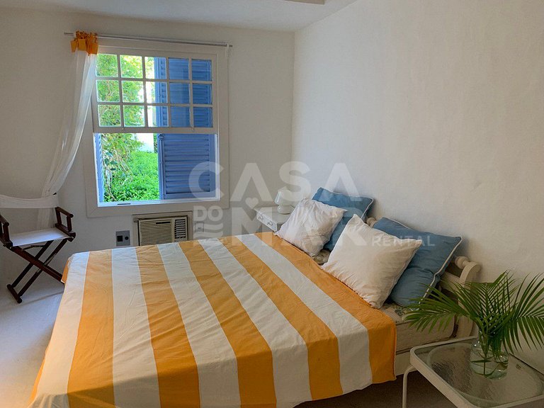 Linda casa com piscina e deck para o canal, em condomínio fe