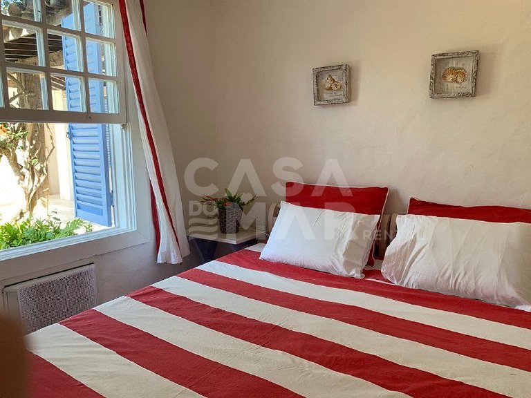 Linda casa com piscina e deck para o canal, em condomínio fe