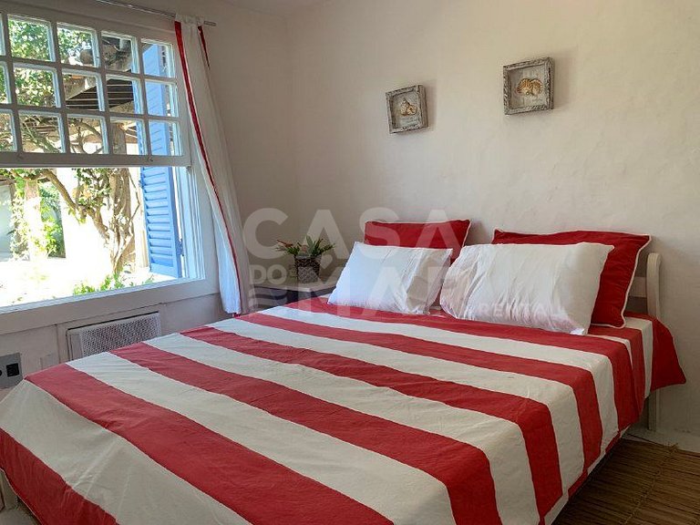 Linda casa com piscina e deck para o canal, em condomínio fe