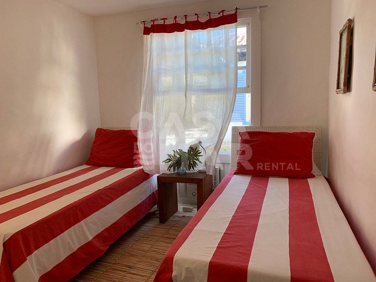 Linda casa com piscina e deck para o canal, em condomínio fe