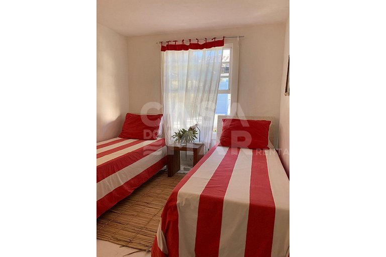 Linda casa com piscina e deck para o canal, em condomínio fe