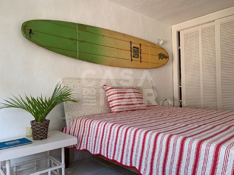 Linda casa com piscina e deck para o canal, em condomínio fe