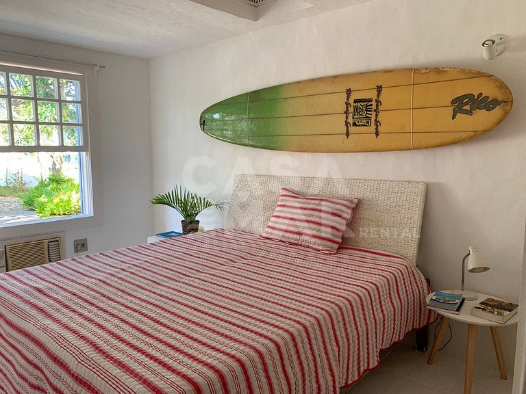 Linda casa com piscina e deck para o canal, em condomínio fe