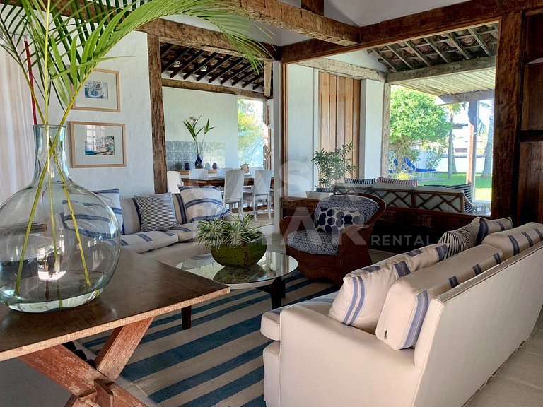 Linda casa com piscina e deck para o canal, em condomínio fe