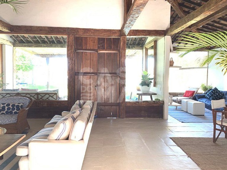 Linda casa com piscina e deck para o canal, em condomínio fe