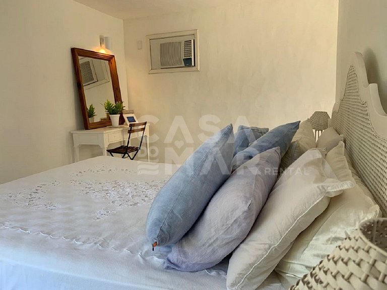 Linda casa com piscina e deck para o canal, em condomínio fe