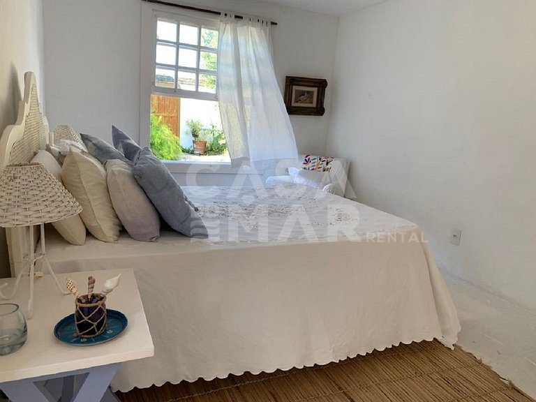 Linda casa com piscina e deck para o canal, em condomínio fe