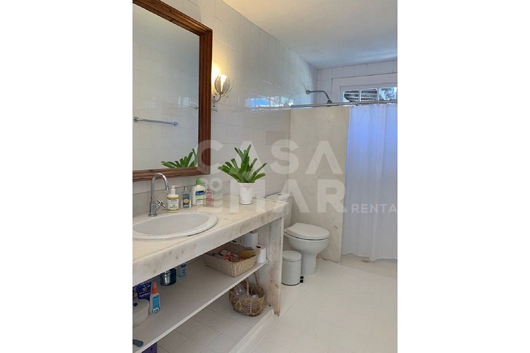 Linda casa com piscina e deck para o canal, em condomínio fe