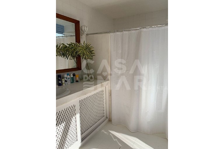 Linda casa com piscina e deck para o canal, em condomínio fe
