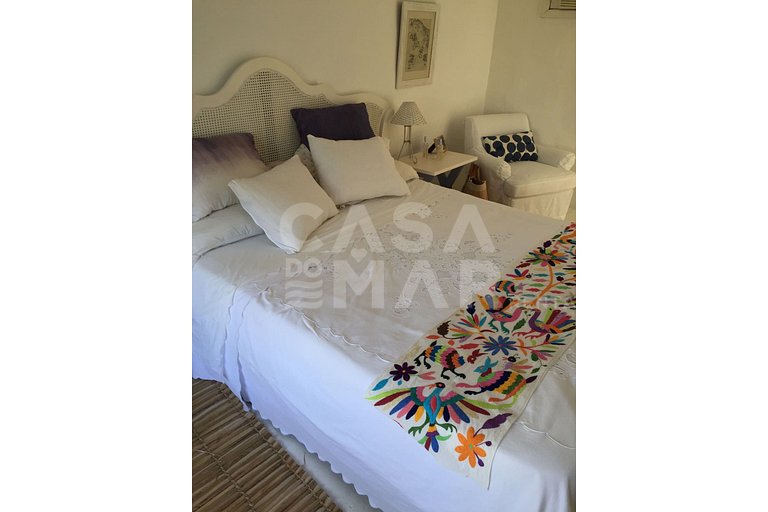 Linda casa com piscina e deck para o canal, em condomínio fe