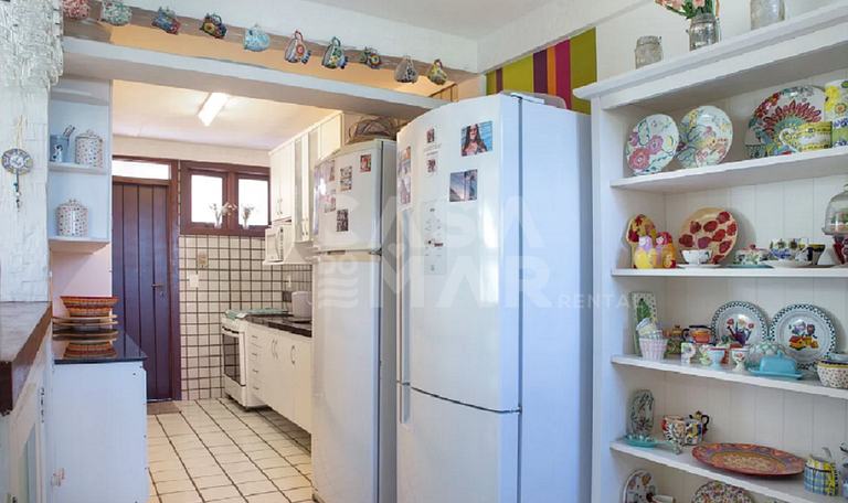 Beautiful house with four bedrooms, in a condominium, facing