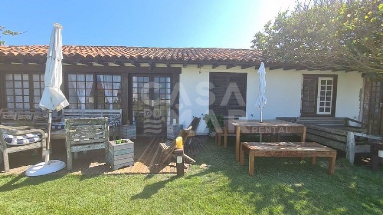 Uma casa charmosa, em condomínio pé na areia, Praia Rasa.