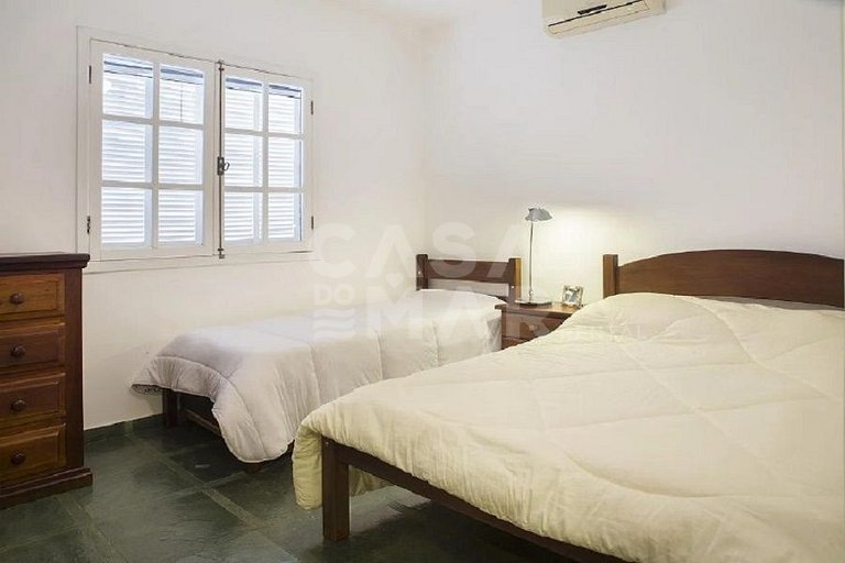 Casa em Manguinhos, próximo ao clube de velas, com ampla áre