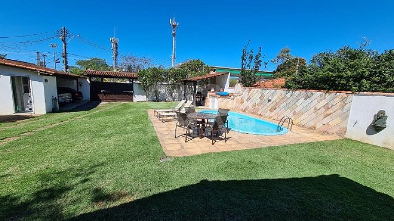 Casa em Manguinhos, próximo ao clube de velas, com ampla áre