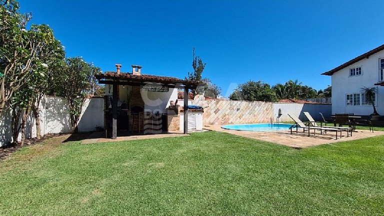 Casa em Manguinhos, próximo ao clube de velas, com ampla áre