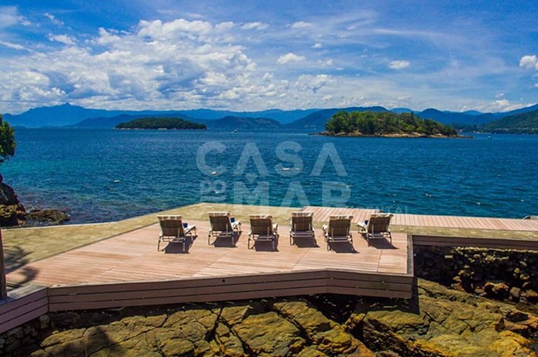 Uma ilha excepcional com sete suítes, píer, sala de cinema