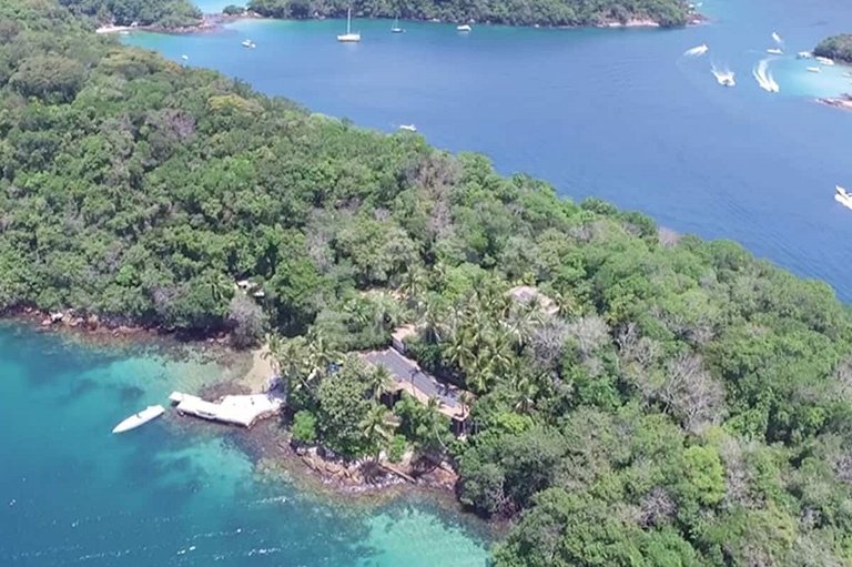 Uma ilha excepcional com sete suítes, píer, sala de cinema