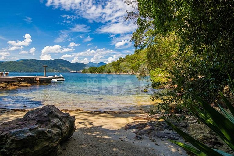 Uma ilha excepcional com sete suítes, píer, sala de cinema