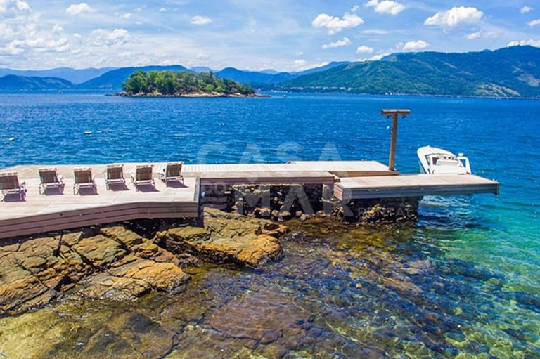 Uma ilha excepcional com sete suítes, píer, sala de cinema