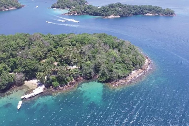 Uma ilha excepcional com sete suítes, píer, sala de cinema