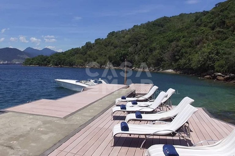 Uma ilha excepcional com sete suítes, píer, sala de cinema