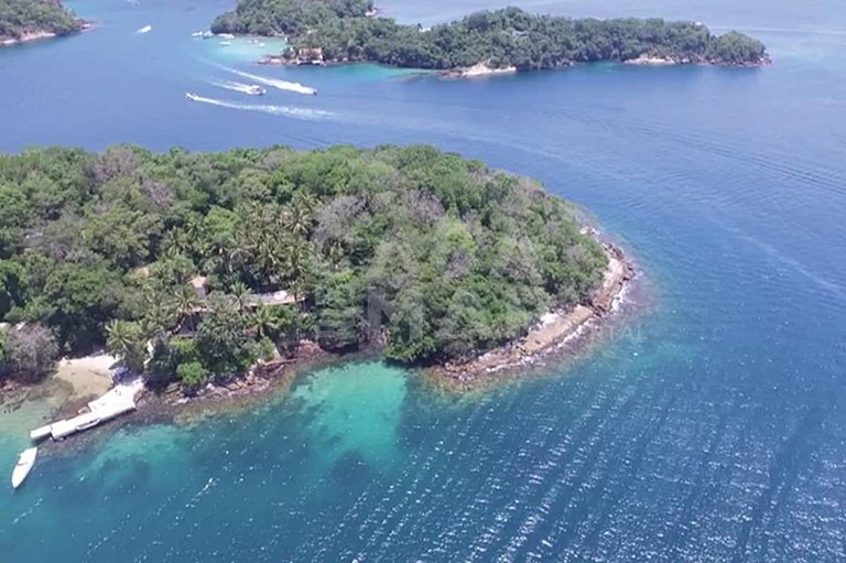 Uma ilha excepcional com sete suítes, píer, sala de cinema