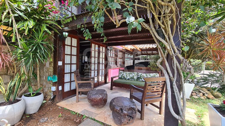 Casa em condomínio com piscina privativa, à 50 metros da pra