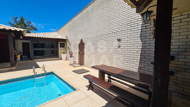 Casa em condomínio com piscina privativa, à 50 metros da pra