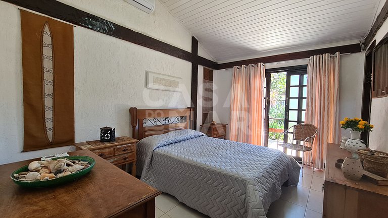 Casa em condomínio com piscina privativa, à 50 metros da pra