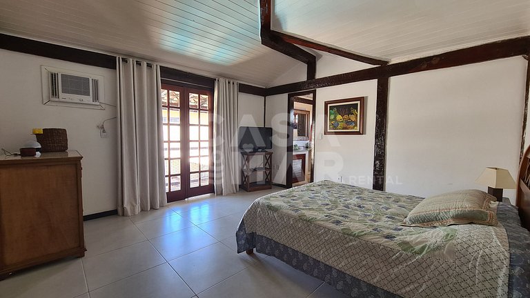 Casa em condomínio com piscina privativa, à 50 metros da pra