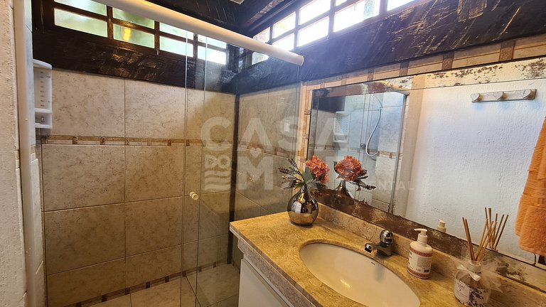 Casa em condomínio com piscina privativa, à 50 metros da pra
