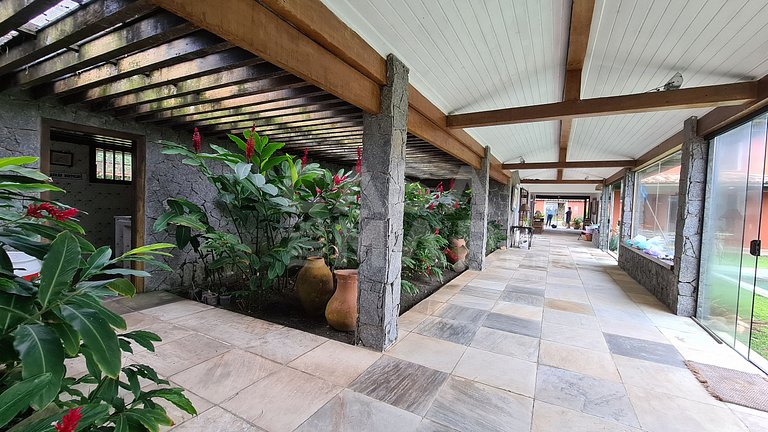 Casa com cinco suítes, frente mar, piscina, churrasqueira