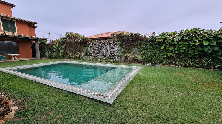 Casa com cinco suítes, frente mar, piscina, churrasqueira