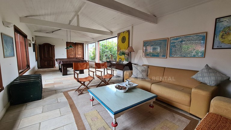 Casa com cinco suítes, frente mar, piscina, churrasqueira