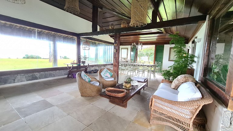 Casa com cinco suítes, frente mar, piscina, churrasqueira
