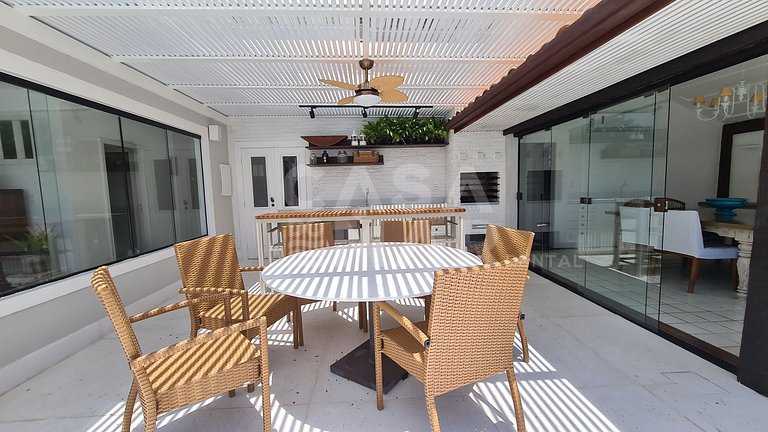 Beautiful house with six bedrooms, two suites, on the sand o